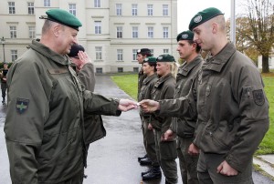 Brigadier Nikolaus Egger (rechts) verleiht das Lehrgangsabzeichen an die Klassenvertreter. Foto: Bundesheer / Simader