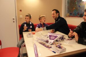 Manuel Ortlechner (Bildmitte) mit den kleinen Patienten, die sich über den hohen Besuch ihrer Idole äußerst erfreuten. Foto: FK Austria Wien