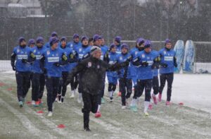 FAK-Athletik-Trainer Dr. Martin Mayer (ganz vorne) bittet die Seinen zum ersten violetten Walzer-Tanz auf dem Eis. Foto: FK Austria Wien