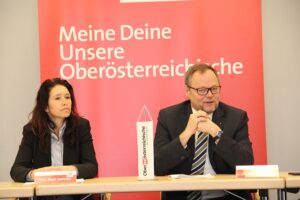 Prok. Birgit Starmayr von market Marktforschung und OÖ-Versicherung-Generaldirektor Dr. Josef Stockinger stellten die interessanten Umfrage-Ergebnisse vor. Foto: OOEV
