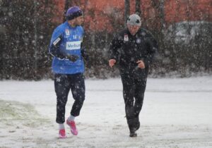 Den Trainingsauftakt am 5. Jänner 2014 machte Omer Damari (links mit FAK-Athletik-Trainer Dr. Martin Mayer) noch mit, ehe wenige Tage später sein Wechsel zu Leipzig bekannt wurde. Foto: FAK