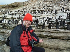 Harald Schwammer mit einer Kolonie Südlicher Felsenpinguine auf Süd-Georgien. Foto: Gaby Schwammer