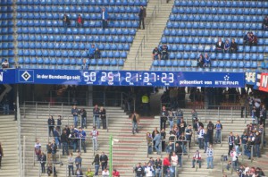 Eine Stadionuhr als Zeuge der Geschichte. Der Hamburger SV gehört als einzig verbliebender Verein seit 1963 ununterbrochen der 1. Bundesliga an. Die Aufnahme stammt vom Mai 2014. Foto: oepb.at