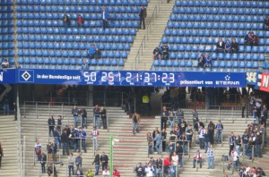 Eine Stadionuhr als Zeuge der Geschichte. Der Hamburger SV gehört als einzig verbliebender Verein seit 1963 ununterbrochen der 1. Bundesliga an. Die Aufnahme stammt vom Mai 2014.  Foto: oepb.at