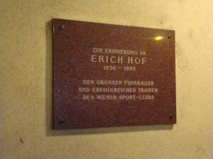Diese Gedenktafel in der Hernalser Hauptstrasse 214 erinnert diese Gedenktafel erinnert an einen großen Spieler des Wiener SC, nämlich Erich Hof. Foto: oepb.at