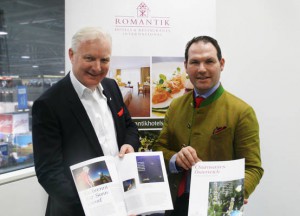 Dr. Florian Kreibich, Aufsichtsratsvorsitzender der Romantik Hotels International (links) und Mag. Michael Berndl, Sprecher der Vereinigung in Österreich, präsentieren das Jubiläumsmagazin „Charmantes Österreich“. Foto: Martin Schoiswohl