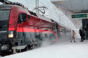 railjet Richtung Zürich Hauptbahnhof fährt ab. Bitte einsteigen, Türen schließen automatisch. Foto: ÖBB/Zumtobel 