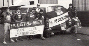 Wudle (Vierter von rechts) und die Seinen mit dem Bus am Weg nach Liverpool. So passiert im März 1985. Foto: privat