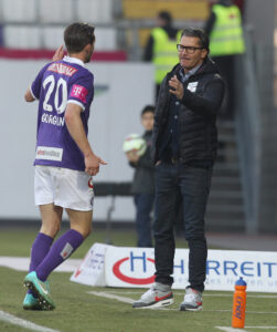 Doppel-Torschütze Alexander Gorgon (links) in trauter Eintracht mit FAK-Trainer Gerald Baumgartner. Foto: GEPA