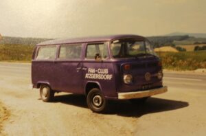 Stets ein treuer Begleiter von Wudle und seinen Mannen war der violett gefärbte VW-Bus. Hier eine Aufnahme aus dem Jahre 1987. Foto: privat