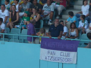 Der FAK demoliert im August 2011 den SCR mit 3 : 0 im Stadion. Wudle (Bildmitte) umringt von zahlreichen Grünen. Foto: oepb.at