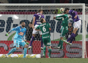 Vanche Shikov, ganz rechts, erzielt per Kopf das erlösende 2 : 1 für den FAK. Foto: GEPA