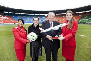 AUA Marketing Director Isabella Reichl mit ÖFB-Generaldirektor Alfred Ludwig und AUA-Flugbegleiterinnen. Foto: Austrian Airlines / Pauty