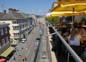 Blick auf die Linzer Landstraße, die nach der Wiener Mariahilferstraße in die längste Einkaufsmeile Österreichs ist. Foto: Stadt Linz