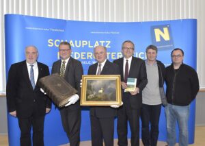 V.l.: Mag. Paul Weiland (Superintendent der Diözese NÖ), Mag. Hermann Dikowitsch (Abteilungsleiter für Kunst und Kultur des Landes NÖ), Landeshauptmann Dr. Erwin Pröll, Kurt Farasin (Leiter der NÖ-Landesausstellungen), Beat Gugger (Ausstellungsgestalter, inhaltliches Team der Landesschau 2015), Gerhard Proksch (Ausstellungsgestalter, inhaltliches Team der Landesschau 2015). Foto: NLK Johann Pfeiffer  