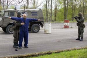  Personenkontrolle bei einem temporären Checkpoint. Foto: BMLVS/Gerhard SIMADER   