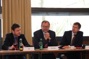 V.l.: Jochen Ruß, Josef Stockinger und Ulrich Mündlein. Foto: Institut für Versicherungs-Wirtschaft
