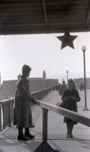Und so sah es auf der anderen Seite des Donaustromes aus: Kontrolle durch russische Besatzungsmächte auf der Nibelungenbrücke um 1950. Foto: NORDICO