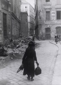 Wien, 1945. Abfallsammelnde Witwe in Wien. Foto: Otto R. Croy
