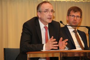 Manfred Rapf referiert. Foto: Institut für Versicherungs-Wirtschaft