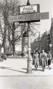 Die Landstraße mit Hinweisschild auf das Cleveland Theatre (späteres Kolosseum-Kino) am Schillerpark mit Blickrichtung stadteinwärts im April 1947. Foto: NORDICO