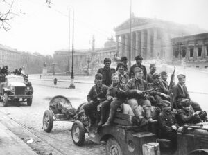 Wien, April 1945. Sowjetische Soldaten vor dem Parlament. Foto: Jewgeni Ananjewitsch Chaldej