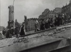 Wien 1945. Passanten gehen über die im Krieg schwer beschädigte Schwedenbrücke. Foto: Otto Croy