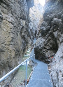 Der neue Weg durch die Burggrabenklamm am Attersee (auf dem Bild noch in Bau) wird am 15. Mai feierlich eröffnet. Foto: Tourismusverband Attersee-Salzkammergut/Schirlbauer