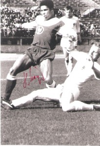 Helmut Köglberger (links, Austria Wien) im Zweikampf gegen Berti Vogts im Spiel gegen VfL Borussia Mönchengladbach im April 1969. Foto: Sammlung oepb.at