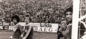 Volles Haus auf der Linzer Gugl anhand eines Stadt-Derbys, 2 : 2 vom 7. Mai 1975. V.l.: Helmut Köglberger (LASK), Gerhard Horvath, Erwin Fuchsbichler und Norbert Ebster (alle SK VÖEST). Foto: Sammlung oepb.at 