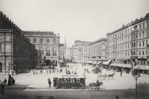 Blick um 1890 von der Ringstraße in Richtung Kärntner Straße mit dem Stephansdom im Hintergrund. Links die Oper. Foto: ÖNB