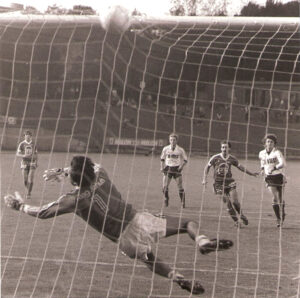 : GAK-Keeper Savo Ekmecic hat das Nachsehen, das Leder bleibt für ihn unhaltbar. Aus VÖEST gg. GAK, 1 : 0, September 1983. Foto: Sammlung oepb