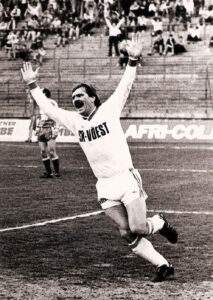 Ein typischer Gerald Haider-Torjubel setzt ein. Aus VÖEST gg. DSV Alpine Donawitz, 3 : 2, April 1986. Foto: Sammlung oepb