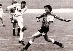 Im Oktober 1985 war es soweit. Haider (links) zieht gegen Andy Pichler von Sturm Graz ab und erzielt sein 100. Bundesligator. Foto: Sammlung oepb