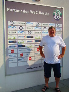 „Mach ma des Foto da, dann haben die Sponsoren auch was davon!“ Bitte sehr, der Jubilar im Welser Mauth-Stadion im Juni 2015. Foto: oepb.at Foto: Sammlung oepb