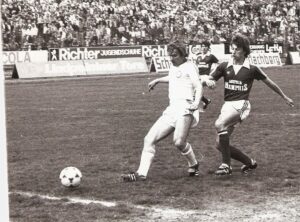 Voller Erfolg gegen Austria Wien im Mai 1980. Haider erzielt beim 4 : 0 das dritte Tor. Rechts: Günter Pospischil, dahinter Johann Dihanich. Foto: Sammlung oepb