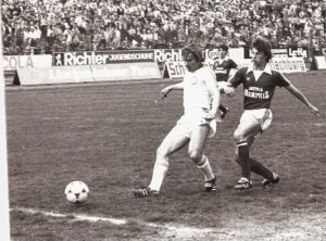 Voller Erfolg gegen Austria Wien im Mai 1980. Haider erzielt beim 4 : 0 das dritte Tor. Rechts: Günter Pospischil, dahinter Johann Dihanich.  Foto: Sammlung oepb