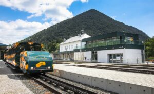 Die Salamanderbahn mit dem generalsanierten Altbau und dem neu errichteten Zubau im Hintergrund. Foto: RIGIPS/Christopher Kelemen