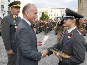 Bundesminister Mag. Gerald Klug (Mitte), Akademiekommandant Brigadier Nikolaus Egger (links) und die Lehrgangsbeste Wachtmeister Kerstin Neidhart