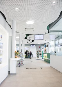  Der Blick in die neue Foyer- und Eingangshalle zeigt die übersichtliche Anordnung der einzelnen Organisationseinheiten. Foto: RIGIPS/Christopher Kelemen 