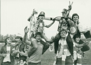 SK VÖEST-Anhänger der "Blue Army" in den frühen 1980er Jahren. Foto: oepb