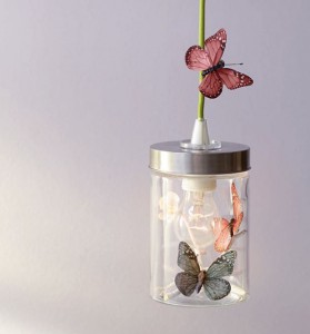 Aus dem Inhalt: Dosen-Lampe mit Schmetterlingen versehen.