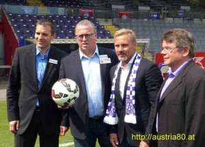  FAK-Trainer-Präsentation am 28. Mai 2015. V.l.: AG-Vorstand Markus Kraetschmer, Sportdirektor Franz Wohlfahrt, Neo-Trainer Thorsten Fink und Austria-Präsident Wolfgang Katzian. Foto: Fritz Duras