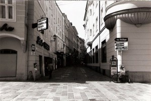 Das rege Nachtleben pulsiert hier anhand einer aktiven Beisl-Szenerie. Auf die - frei nach Johann Wolfgang von Goethe - "Schöne Linzerin" kann man hier mitunter treffen. Blick in die Hofgasse als Portal zur Altstadt. Foto: oepb/1990