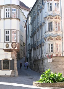 In der historischen Linzer Altstadt vereinen sich zahlreiche jahrhundertealte Einflüsse. Besondere Sehenswürdigkeiten sind die herrlichen barocken Fassaden der Häuser. Foto: API/Magistrat Linz