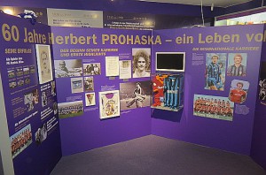 Ein erfolgreiches Fußballer-Leben findet Anerkennung ... ... und Niederschlag auf 4 Wänden. Beide Fotos: oepb