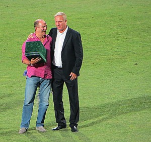 Die Überraschung ward geglückt und perfekt, als urplötzlich aus den Stadion-Katakomben der einigste ungarische Weltklasse-Mann Tibor Nyilasi auftauchte, um seinem alten Kumpel persönlich zum runden Geburtstag zu gratulieren. Foto: oepb