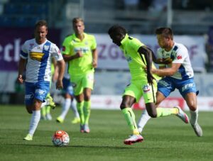 Mit einem Mann weniger zwei Tore aufgeholt: Die Moral beim FK Austria Wien (ganz in Gelb) stimmte gestern Nachmittag. Foto: GEPA