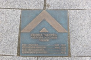 ... sowie vor dem Stadion eine Gedenktafel am Boden des HSV-Boulevard. Beide Fotos: oepb