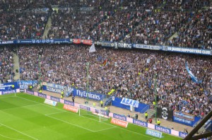 Lautstark und treu stehen sie nach wie vor wie ein Mann hinter ihrem HSV, die Fans auf der Nordtribüne. Foto: oepb